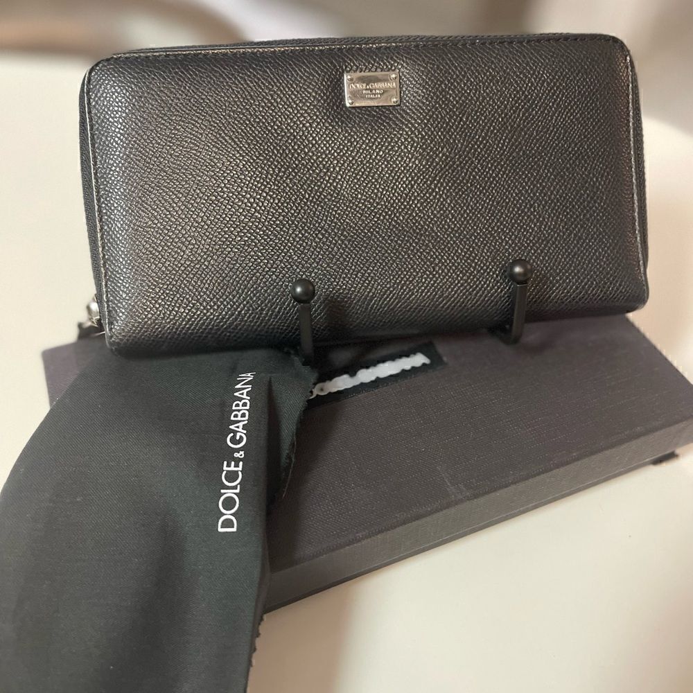 DOLCE & GABBANA Black Dauphine Zip Around Wallet. Calf Skin. Full inclusion.